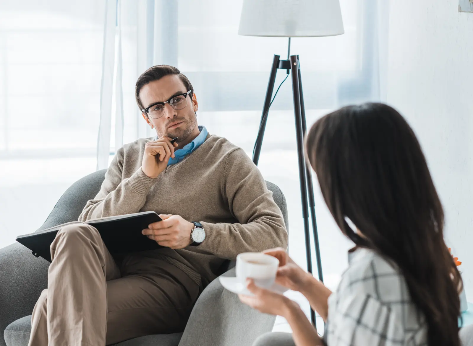 psychotherapist listening to woman with coffee in 2024 11 17 13 23 51 utc