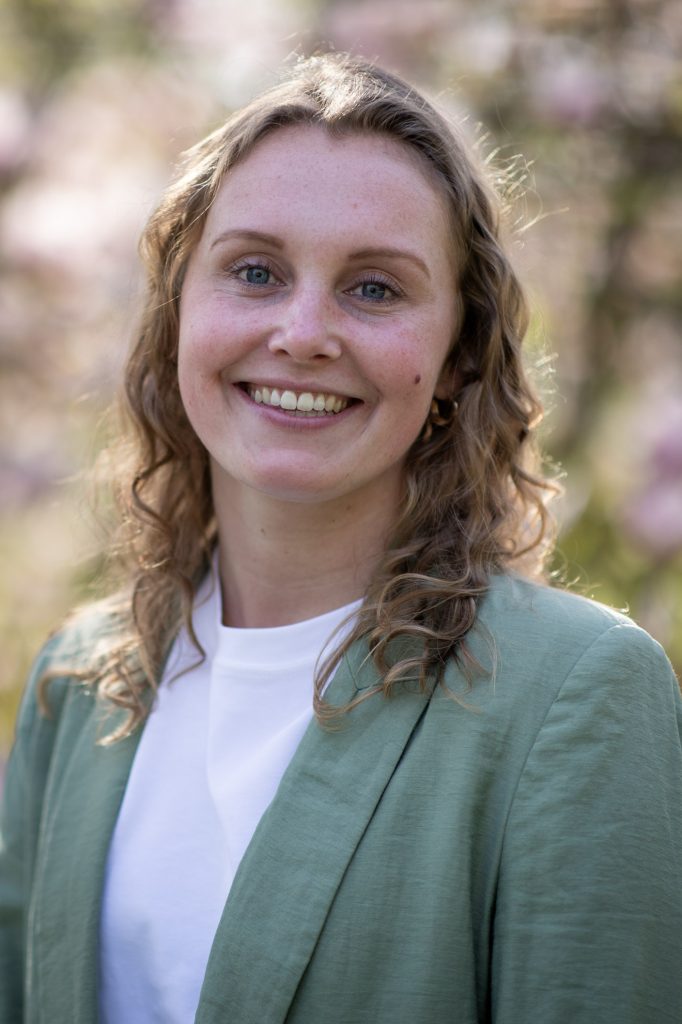 Elise e1758704978591 682x1024 1